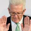 Winfried Kretschmann (Bündnis 90 / Die Grünen) gestikuliert während einer Pressekonferenz.