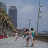 Spaziergänger auf der Strandpromenade in Barcelona.