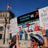 Aus Protest gegen die Einschränkungen in der Corona-Krise gingen in Berlin Tausende Menschen auf die Straße. Aus Protest gegen die Einschränkungen in der Corona-Krise gingen in Berlin Tausende Menschen auf die Straße.
