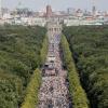 Tausende bei einer Kundgebung gegen die Corona-Beschränkungen auf der Straße des 17. Juni. Tausende bei einer Kundgebung gegen die Corona-Beschränkungen auf der Straße des 17. Juni.