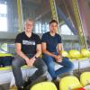 Jannis und Paul verfolgen gespannt den Trainingsauftakt des KSC.