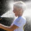Hitzewelle in Deutschland: Dieser Junge in Mecklenburg-Vorpommern erfrischt sich mit kaltem Wasser aus dem Gartenschlauch.