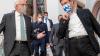Winfried Kretschmann (Bündnis 90/Die Grünen, l) und Markus Söder (CSU) unterhalten sich.