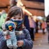 Wann kleine Kinder Maske tragen müssen, ist nicht bundeseinheitlich geregelt. Meistens kommen Kinder unter sechs Jahren aber ohne Maske aus.