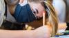 Eine Schülerin sitzt in Münster mit einer Mund- und Nasenmaske im Klassenzimmer. In Nordrhein-Westfalen hat die Schule nach den Sommerferien wieder begonnen - mit Maskenpflicht im Unterricht. Eine Schülerin sitzt in Münster mit einer Mund- und Nasenmaske im Klassenzimmer. In Nordrhein-Westfalen hat die Schule nach den Sommerferien wieder begonnen - mit Maskenpflicht im Unterricht.