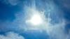 Die Sonne scheint durch leichte Cirrus-Wolken hindurch.