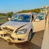 Ein verunfalltes Fahrzeug steht auf der Autobahn 8 bei Karlsruhe auf einem Seitenstreifen.