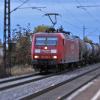 Ein Güterzug fährt über die Rheintalbahnstrecke (Aufnahme mit Shift-Objektiv). Ein Güterzug fährt über die Rheintalbahnstrecke (Aufnahme mit Shift-Objektiv).