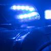 Blaulichter leuchten auf dem Dach einer Polizeistreife.