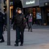 Polizeibeamte mit Maske gehen durch die Innenstadt von Stuttgart.