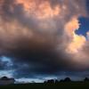 Wolken leuchten im Abendlicht.