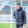 Christian Eichner (KSC Trainer) kommt mit gesenktem Blick aus der Halbzeitpause. Christian Eichner (KSC Trainer) kommt mit gesenktem Blick aus der Halbzeitpause.