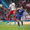 Der Freiburger Chang-hun Kwon (r) kämpft um den Ball.