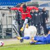 Kingsley Schindler (Hannover 27) wird gestoppt von Philip Heise (KSC 16) Kingsley Schindler (Hannover 27) wird gestoppt von Philip Heise (KSC 16)