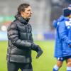 Christian Eichner (KSC Trainer) verlässt das Spielfeld nach dem Heimsieg.