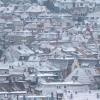 Schnee liegt auf Dächern in der Stuttgarter Innenstadt.