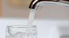 Mit Trinkwasser wird ein Wasserglas gefüllt. (Symbolbild)