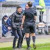 Christian Eichner (KSC Trainer) tobt wegen der gelben Karten für Marvin Wanitzek (KSC 10), vor Schiedsrichter Florian Heft Christian Eichner (KSC Trainer) tobt wegen der gelben Karten für Marvin Wanitzek (KSC 10), vor Schiedsrichter Florian Heft
