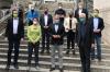 Die Verhandlungsgruppen von Bündnis 90/Die Grünen und CDU stehen nach Abschluss der Koalitionsverhandlungen auf einer Treppe zusammen. Die Verhandlungsgruppen von Bündnis 90/Die Grünen und CDU stehen nach Abschluss der Koalitionsverhandlungen auf einer Treppe zusammen.