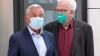 Thomas Strobl (l, CDU) und Winfried Kretschmann (r, Bündnis 90/Die Grünen) gehen gemeinsam zu einem Pressestatement.