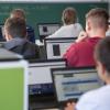 Schülerinnen und Schüler nehmen am Geografieunterricht mit Hilfe von Laptops und Tablets teil. Schülerinnen und Schüler nehmen am Geografieunterricht mit Hilfe von Laptops und Tablets teil.