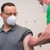 Jens Spahn (l,CDU), Bundesminister für Gesundheit, wird in einer Hausarztpraxis mit dem Impfstoff AstraZeneca geimpft.