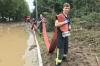 Einsatzkräfte der Karlsruher Feuerwehr beim Verlegen einer großen Schlauchleitung für die Hochleistungspumpe. Einsatzkräfte der Karlsruher Feuerwehr beim Verlegen einer großen Schlauchleitung für die Hochleistungspumpe.