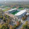 Übersicht über das Wildparkstadion mit der alten Haupttribüne mit Blick auf den Adenauerring.