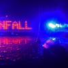 Der Schriftzug "Unfall" leuchtet zwischen zwei Blaulichtern auf dem Dach eines Polizeiwagens.
