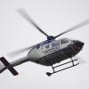 Ein Polizeihubschrauber ist im Einsatz.