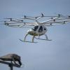Ein Volocopter hebt ab - elektrisch angetrieben.