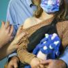 Ein Kinderarzt impft ein siebenjähriges Mädchen gegen das Sars-Cov-2-Virus.