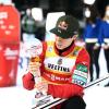 «Da hat der Kleber nicht gescheit gehalten»: Ryoyu Kobayashi versucht den Siegerpokal wieder zusammenzusetzen.