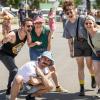 Zahlreiche Menschen besuchen am Samstag 21.06.25 bei sommerlichen Temperaturen das Umsonst & Drussen Festival an den Mainwiesen in Würzburg.