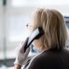 Eine ehrenamtliche Telefonseelsorgerin telefoniert. Eine ehrenamtliche Telefonseelsorgerin telefoniert.