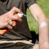 Das große Cremen beginnt wieder. Damit die Sonnenmilch auch zuverlässig vor der UV-Strahlung schützt, sollte sie nicht zu alt sein.