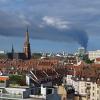 Ein Brand in einem Sägewerk im Elsass sorgt für eine große Rauchwolke die auch in Karlsruhe zu sehen ist. Das Bild wurde uns von einem Leser aus der Oststadt zur Verfügung gestellt.