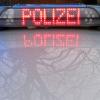 Der Schriftzug "Polizei" leuchtet auf dem Dach eines Streifenwagens der Polizei.
