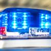 Ein Blaulicht leuchtet auf dem Dach eines Polizeiwagens. Ein Blaulicht leuchtet auf dem Dach eines Polizeiwagens.