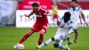Karlsruhes Stephan Kofi Ambrosius (r) und Düsseldorfs Daniel Ginczek kämpfen um den Ball.