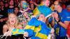 Schwedische Fans feiern, während die Stimmen ausgezählt werden. Schwedische Fans feiern, während die Stimmen ausgezählt werden.