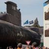 Bewohner beobachten von ihren Balkonen den Transport eines 48 Meter langen U-Boots vom Typ U17, das auf der Straße von Lastwagen ins Technik-Museum Speyer durch ein Wohngebiet gefahren wird.