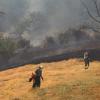 Feuerwehrleute bekämpfen den Brand.