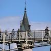 Touristen stehen auf der Marienbrücke vor Schloss Neuschwanstein (Archivbild). In der Nähe des Schlosses hat ein Mann zwei Frauen angegriffen und verletzt. Eine der Frauen starb.