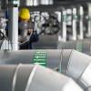 Ein Mitarbeiter des Energiekonzerns kontrolliert die Fernwärmeverteilerstation des Heizkraftwerk 3 Stuttgart-Gaisburg.