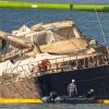 Mithilfe von Spezialkränen wurde zunächst die 56 Meter lange Segeljacht aus rund 50 Metern Tiefe angehoben. Mithilfe von Spezialkränen wurde zunächst die 56 Meter lange Segeljacht aus rund 50 Metern Tiefe angehoben.