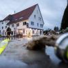 Einsatzkräfte der Feuerwehr sind nach einem Unwetter in der Gemeinde Bisingen im Zollernalbkreis im Einsatz. Einsatzkräfte der Feuerwehr sind nach einem Unwetter in der Gemeinde Bisingen im Zollernalbkreis im Einsatz.