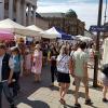 Besucher*innen beim Schlendern über den Kunsthandwerkermarkt auf dem Marktplatz Karlsruhe.