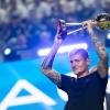 Die Trophäe für den Fußballer des Jahres 2024 erfüllt Toni Kroos mit Stolz. Die Trophäe für den Fußballer des Jahres 2024 erfüllt Toni Kroos mit Stolz.