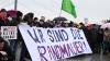 Demonstranten in Düsseldorf protestieren gegen die Abstimmung der Union mit der AfD. Demonstranten in Düsseldorf protestieren gegen die Abstimmung der Union mit der AfD.